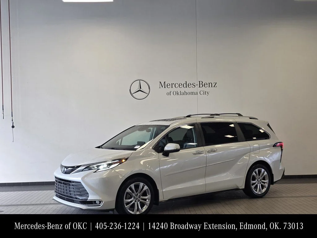 2022 Toyota Sienna Platinum 7-Passenger Hybrid FWD's photo