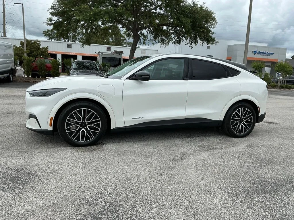 Used 2025 White Ford Premium image 3