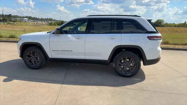 New 2027 Bright White Clear-Coat Paint Jeep Laredo Altitude image 6