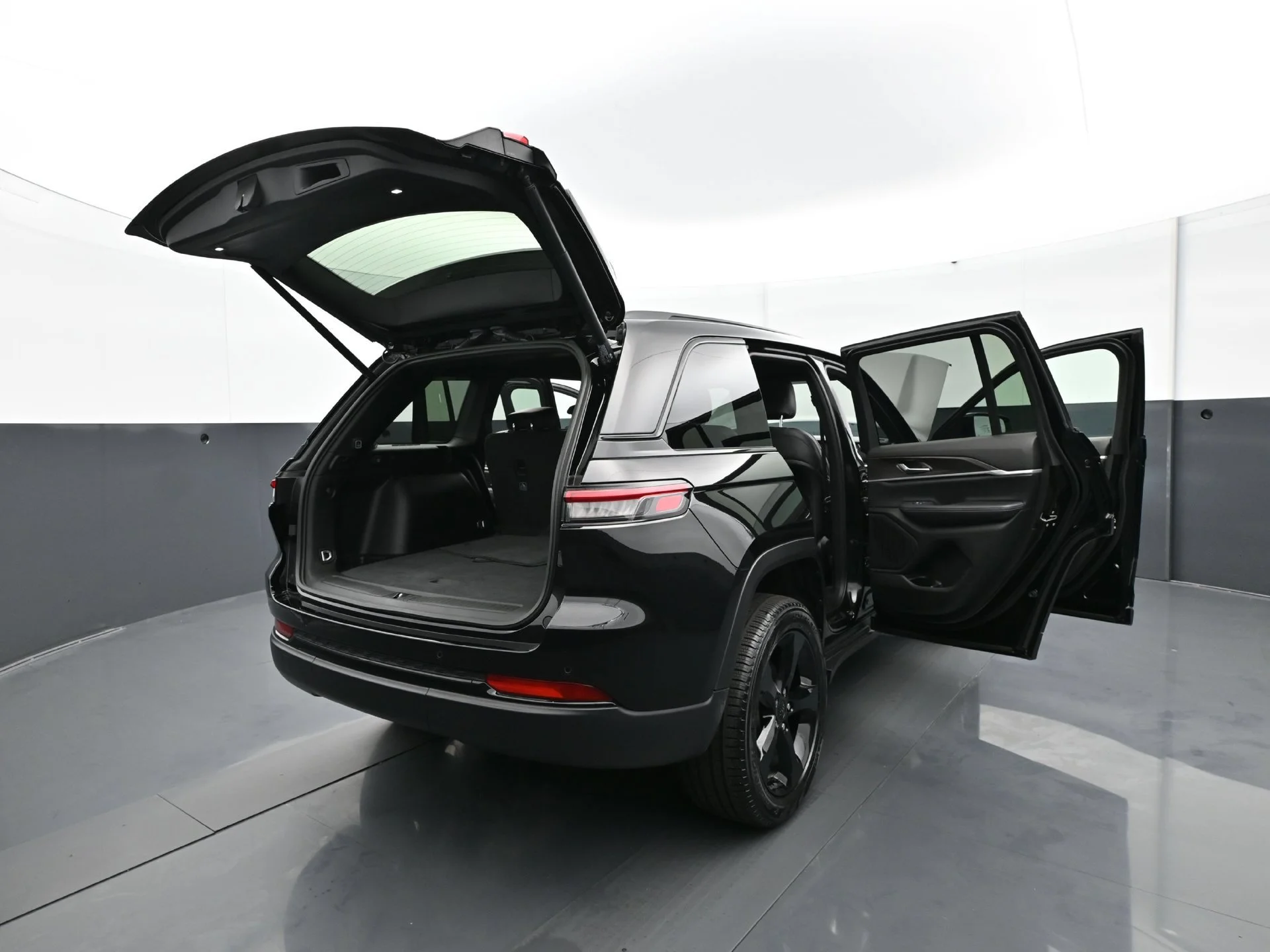 Used 2025 Diamond Black Crystal Pearlcoat Jeep Limited image 38