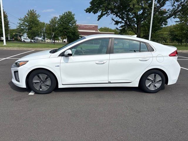 Used 2020 White Hyundai SE image 4