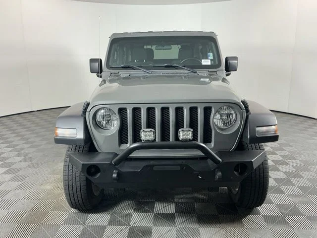 Used 2019  Jeep Sport image 2