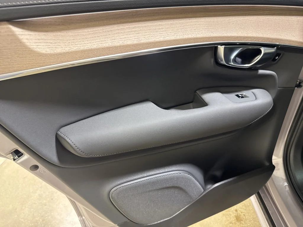 New 2026 Aurora Blue Volvo B6 Plus 7-Seater image 20