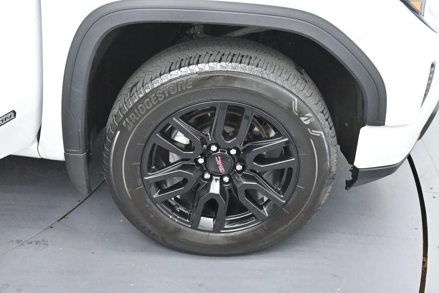 Used 2024 Summit White GMC Elevation image 33