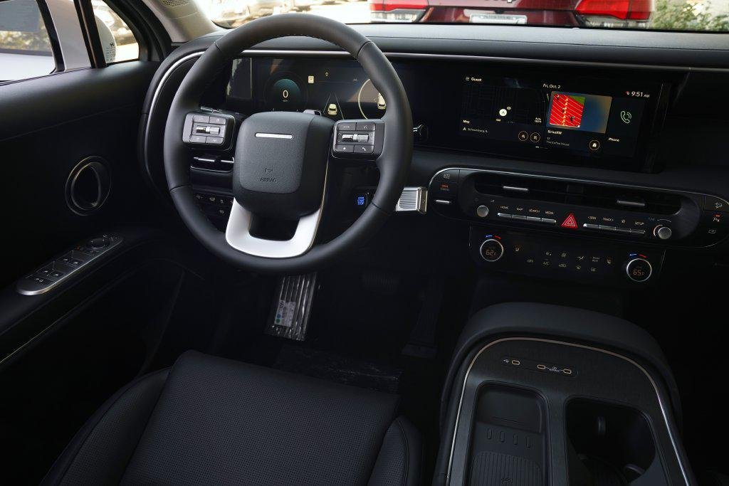 New 2027 Shimmering Silver Hyundai SEL image 11