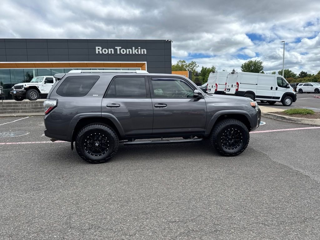 Used 2016 Magnetic Gray Metallic Toyota SR5 Premium image 12