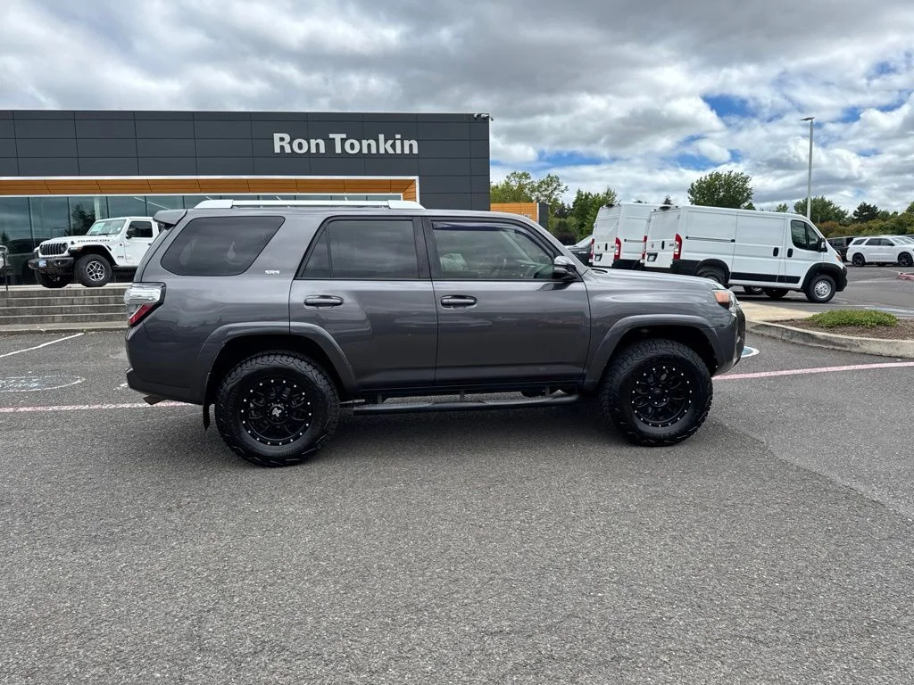 Used 2016 Magnetic Gray Metallic Toyota SR5 Premium image 12