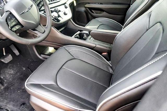 New 2026 Diamond Black Crystal Pearl-Coat Exterior Paint Chrysler Limited image 10