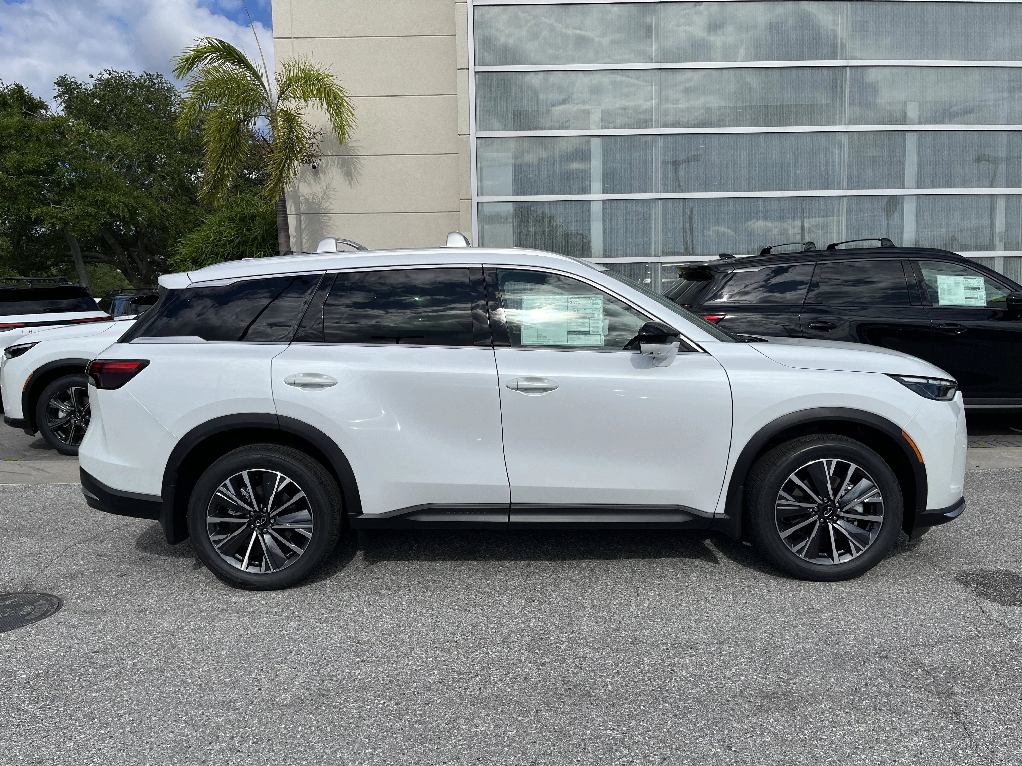 New 2027 Radiant White INFINITI LUXE image 7