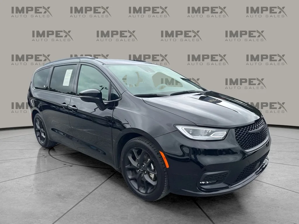 Used 2025 Black Chrysler Limited image 4