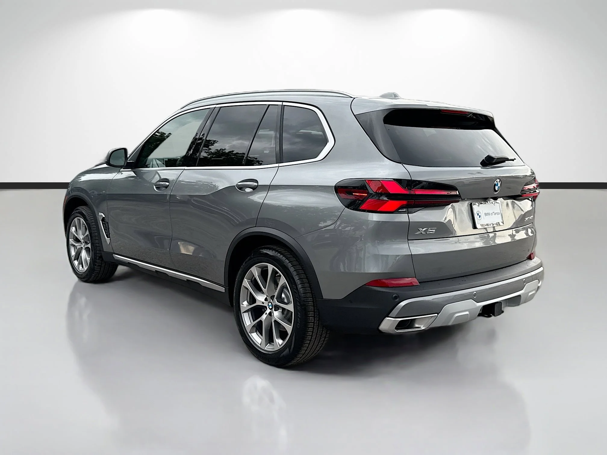 New 2026 Skyscraper Grey Metallic BMW sDrive40i image 5