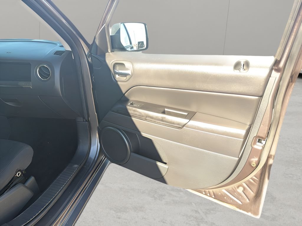 Used 2015 Granite Crystal Metallic Clearcoat Jeep Latitude image 13