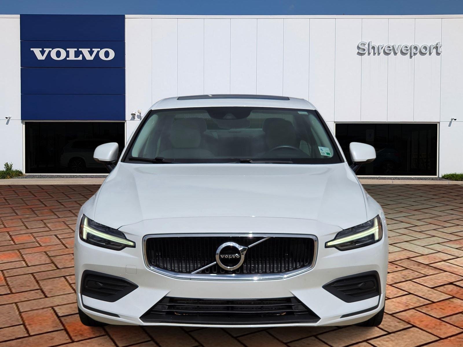Used 2019 Crystal White Pearl Metallic Volvo Momentum image 2