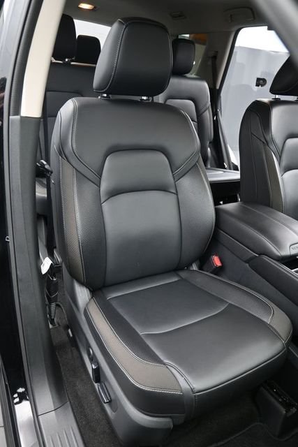 Used 2025 Super Black Nissan SL image 18