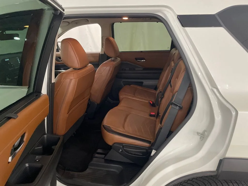 Certified Used 2023 Pearl White Tricoat Nissan Platinum image 32