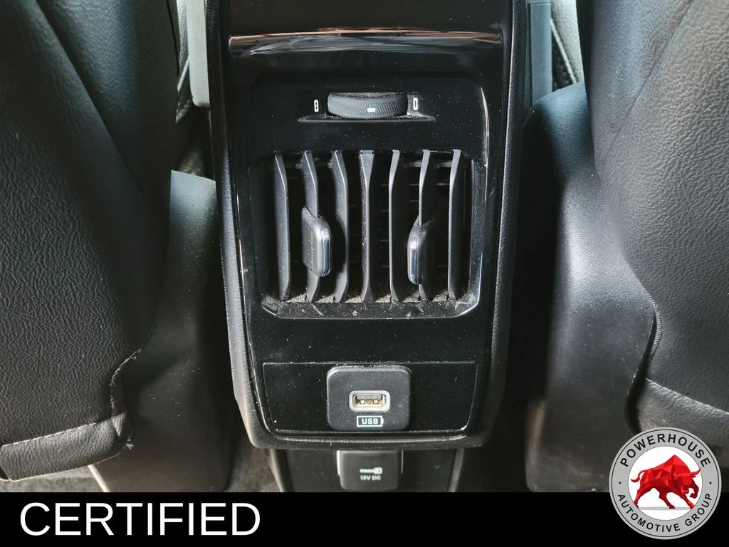 Used 2024  Jeep Latitude image 16