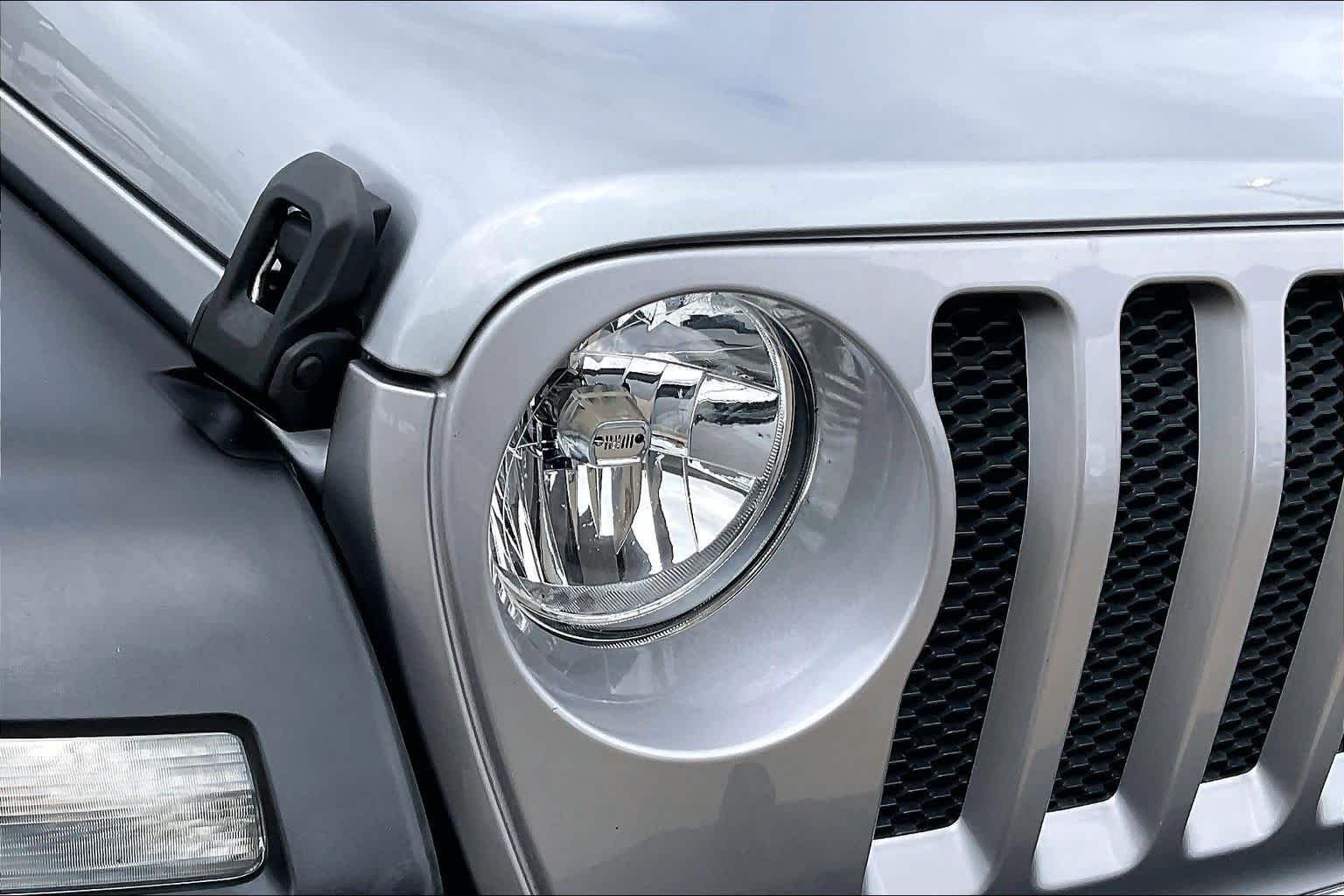 Used 2018 Billet Silver Metallic Clearcoat Jeep Sport S image 26