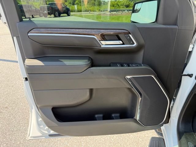 Used 2024 White GMC Elevation image 12