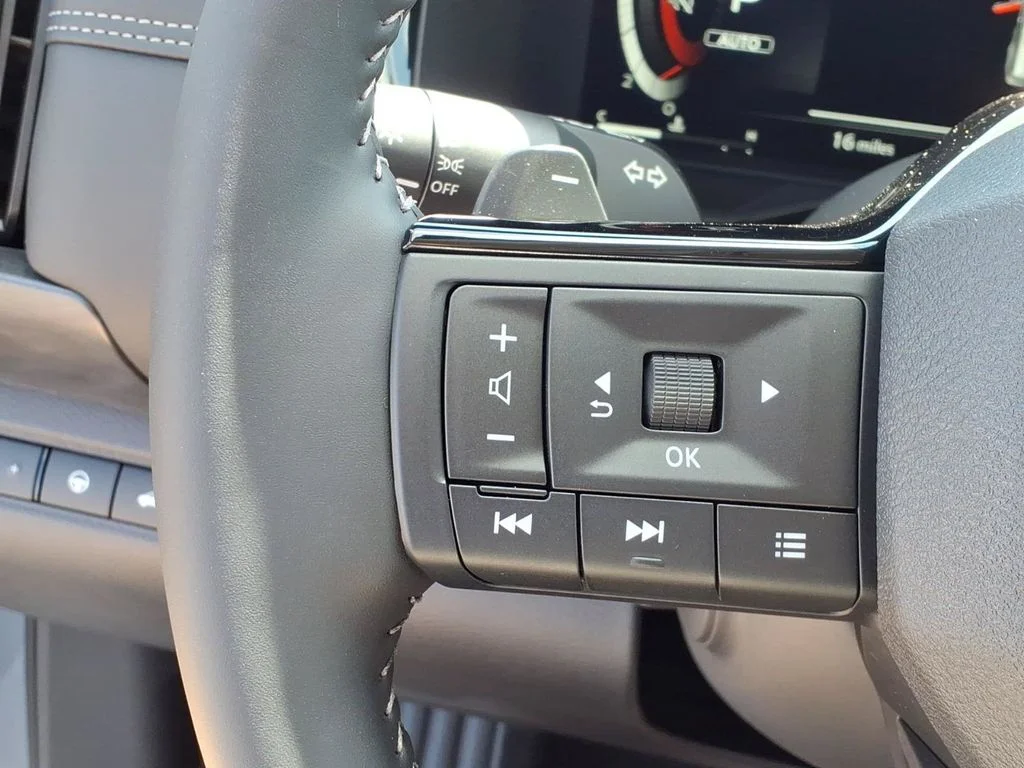 New 2026 Boulder Gray Pearl / Super Black Two-tone Nissan Platinum image 21
