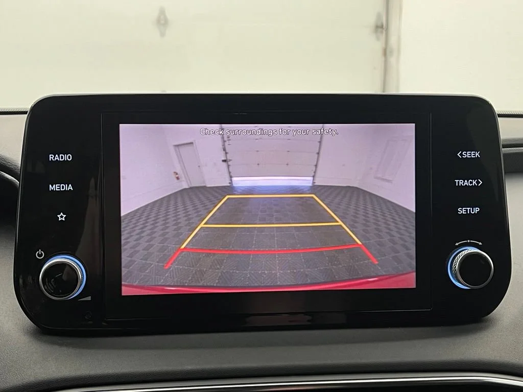 Used 2023 Red Hyundai SE image 4