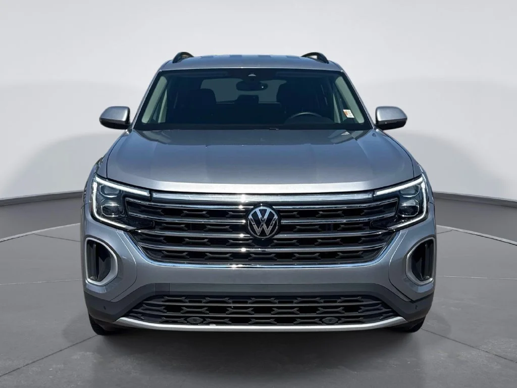 Used 2025  Volkswagen 2.0T SE w/Technology image 2