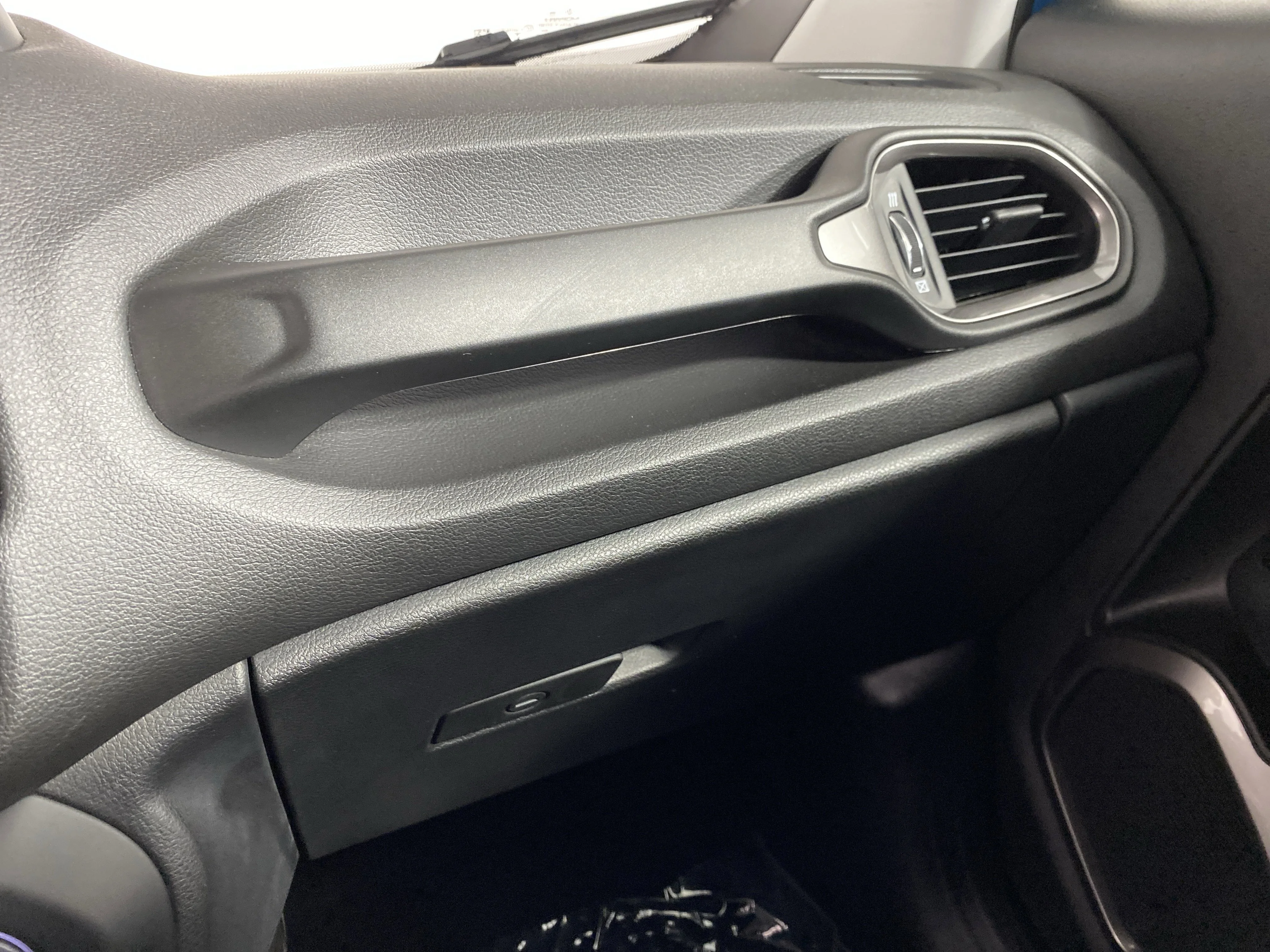 Used 2022 Bikini Metallic Clearcoat Jeep Latitude image 31