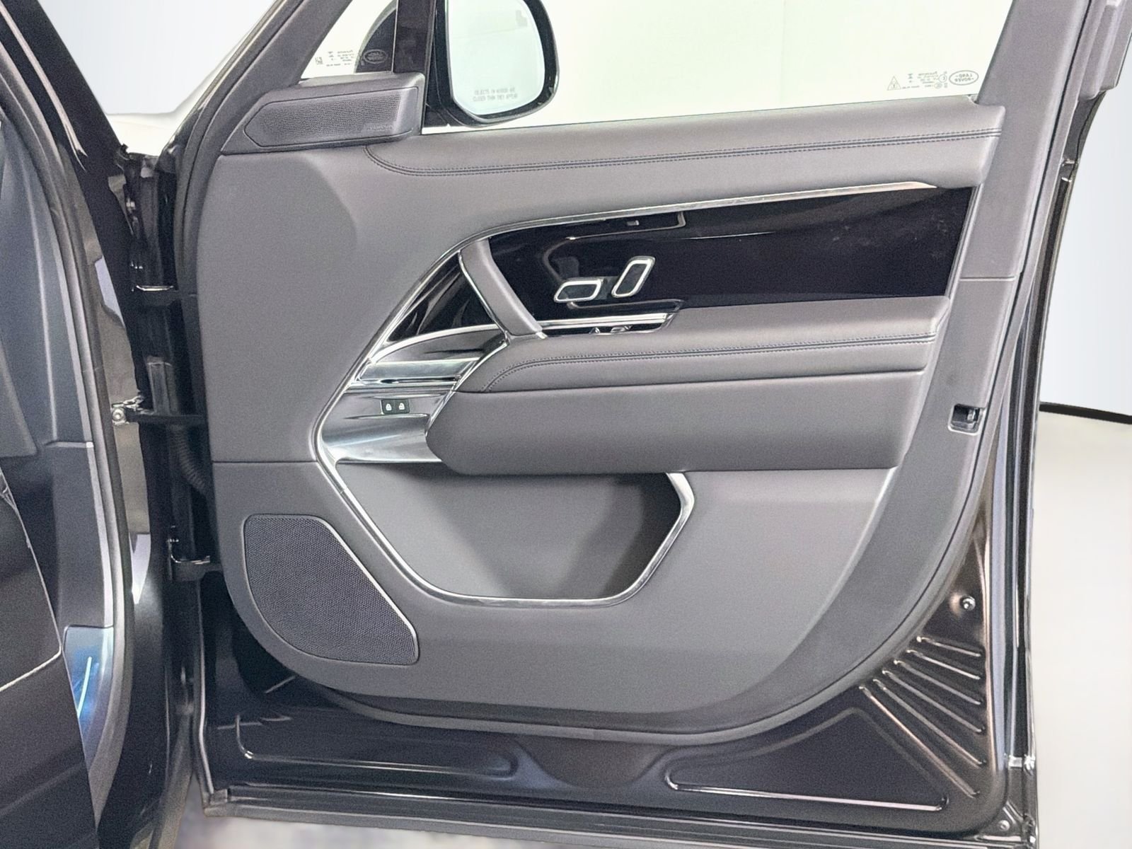 New 2026 Santorini Black Land Rover SE image 31