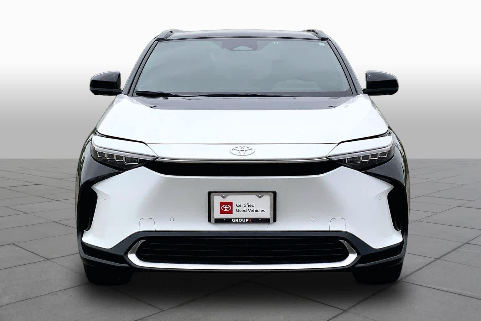 Used 2023 Wind Chill Pearl w/Black Roof Toyota Limited image 3