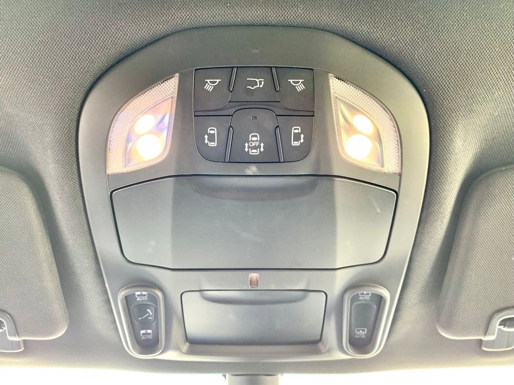 Used 2025 White Chrysler Limited image 16