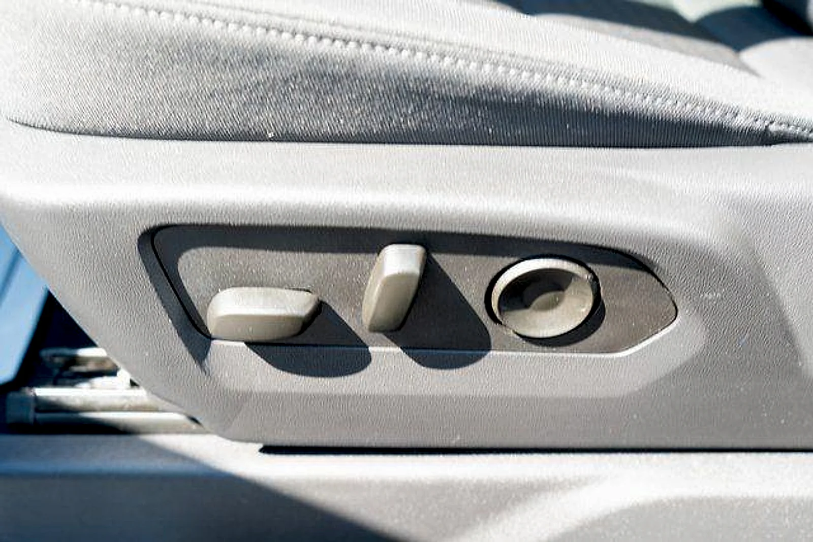 Used 2025 Summit White GMC Elevation image 17