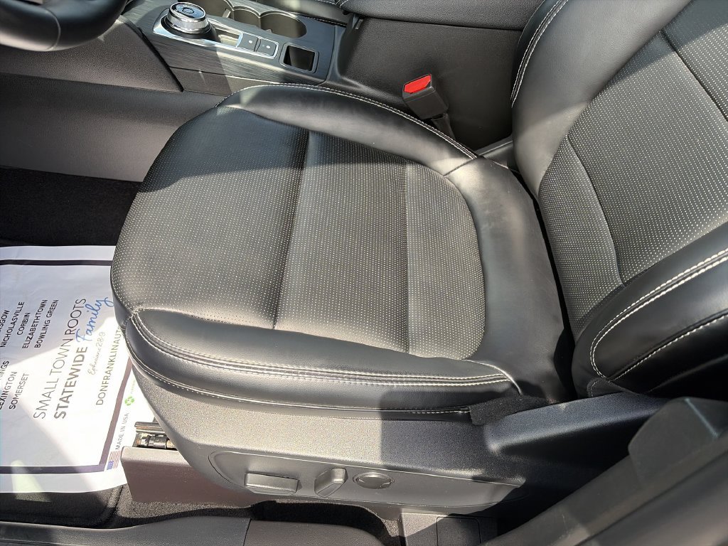 Used 2025  Ford Platinum image 12