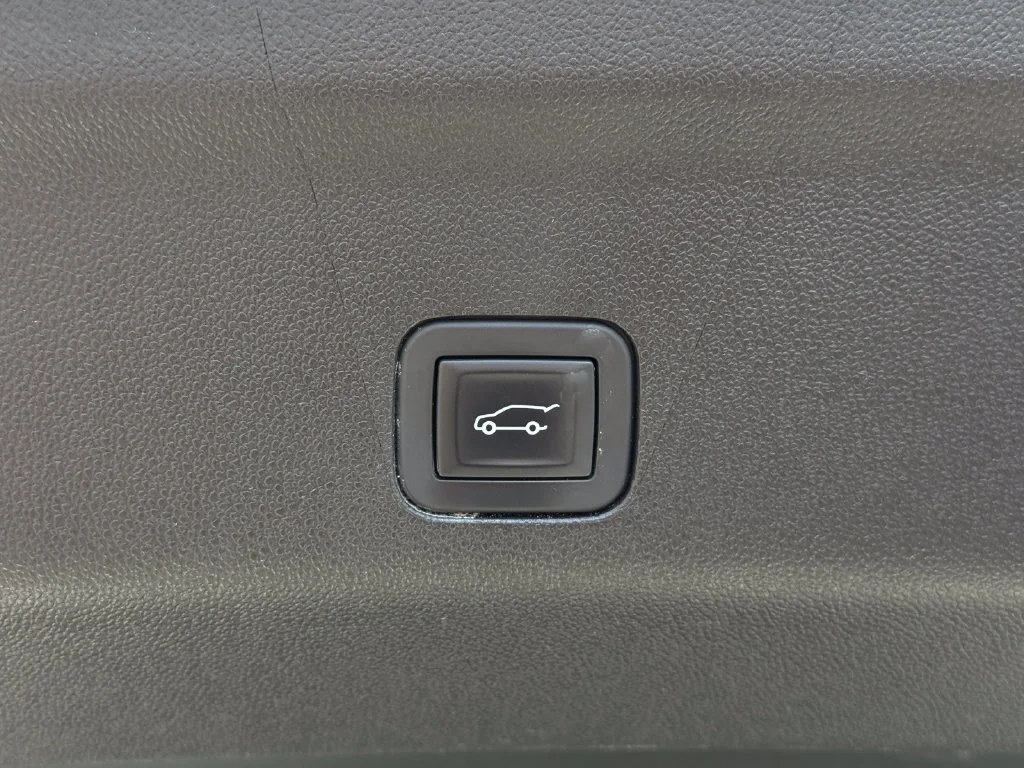 Used 2025 Summit White GMC Denali image 13