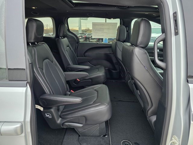 New 2026 Silver Mist Clearcoat Chrysler Select image 12