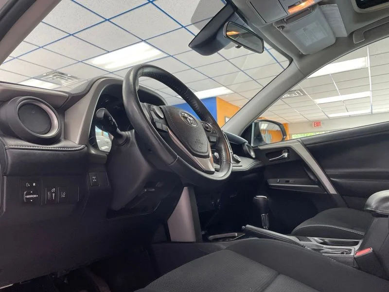 Used 2018 White Toyota XLE image 21