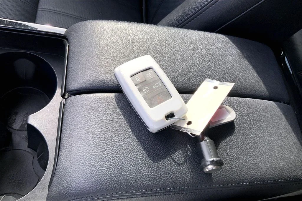 Used 2023 White Land Rover S image 33