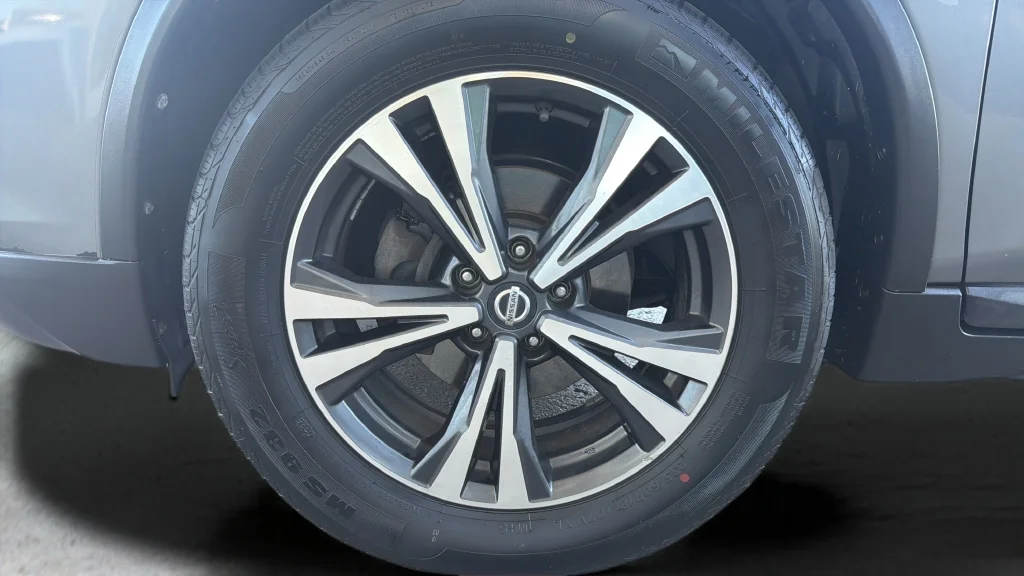 Used 2018 Gun Metallic Nissan SL image 28