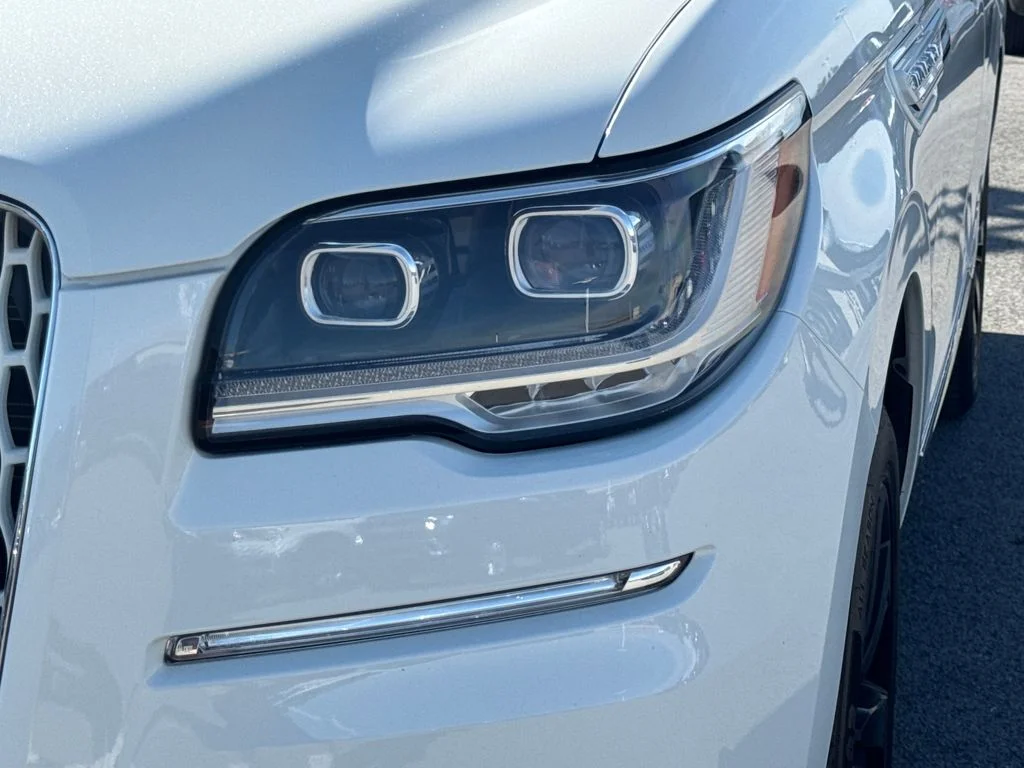 Used 2023 White Metallic Lincoln Reserve image 25