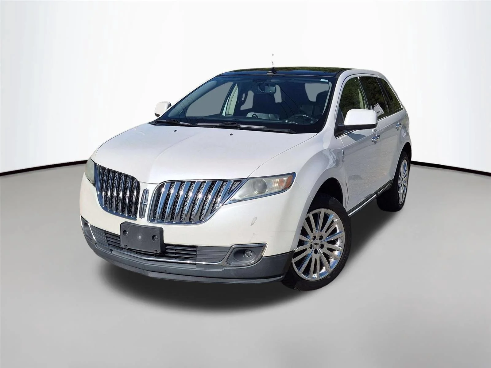 Used 2011 WHITE PLATINUM METALLIC TRI-COAT LINCOLN  image 1