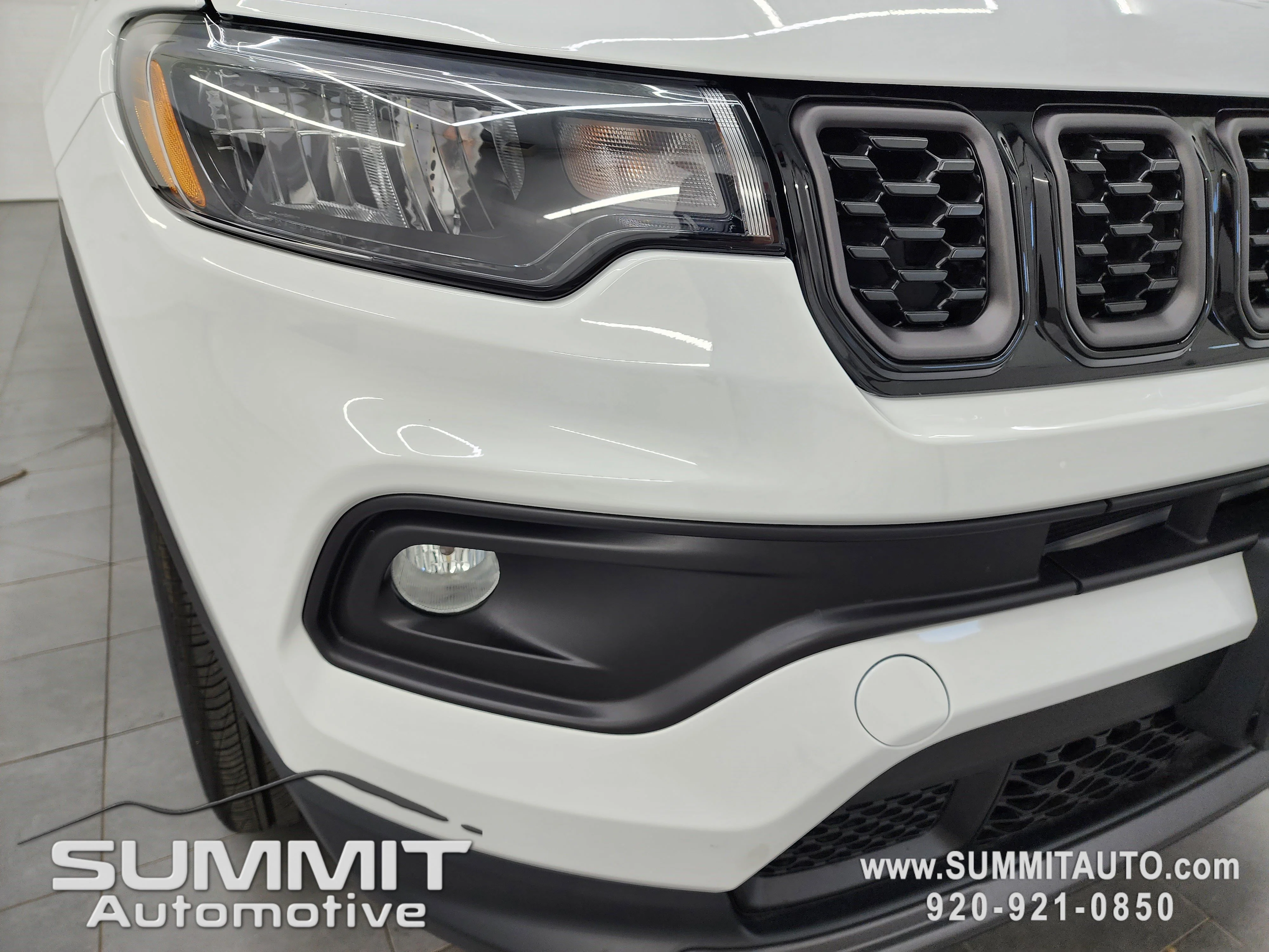 New 2026 Bright White Clearcoat Jeep Latitude image 24