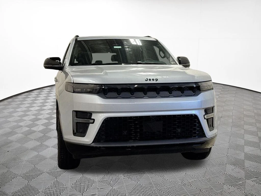 New 2026 Silver-Zynith Exterior Paint Jeep Reserve image 3