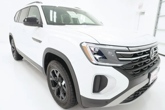 New 2026 Opal White Pearl Volkswagen 2.0T Peak Edition image 3