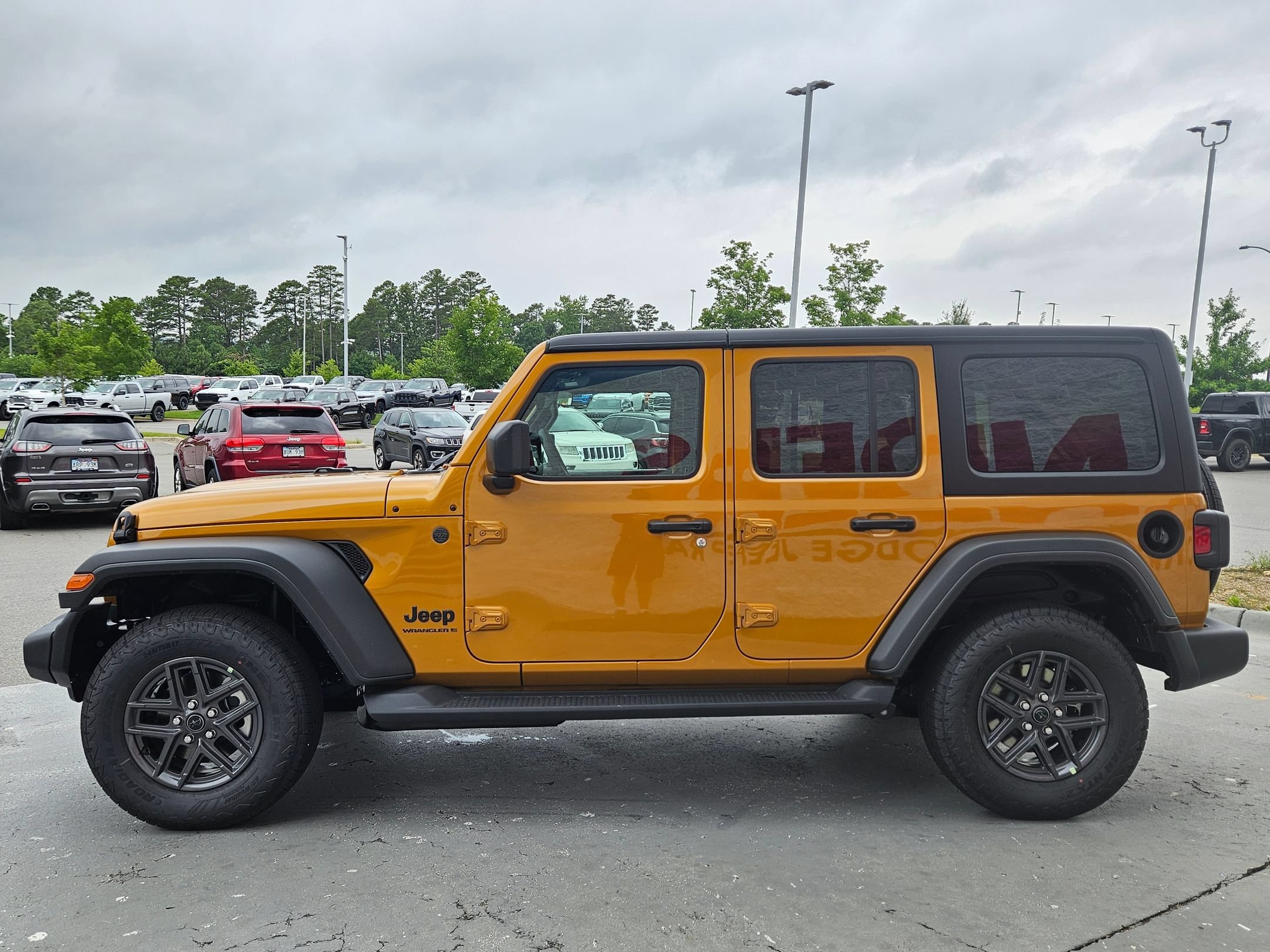 New 2026 Goldilocks Exterior Paint Jeep Sport S image 4