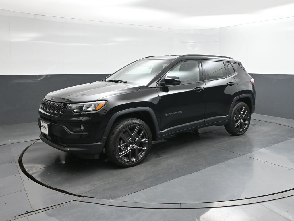 New 2026 Diamond Black Crystal Pearl-Coat Exterior Paint Jeep Latitude image 33