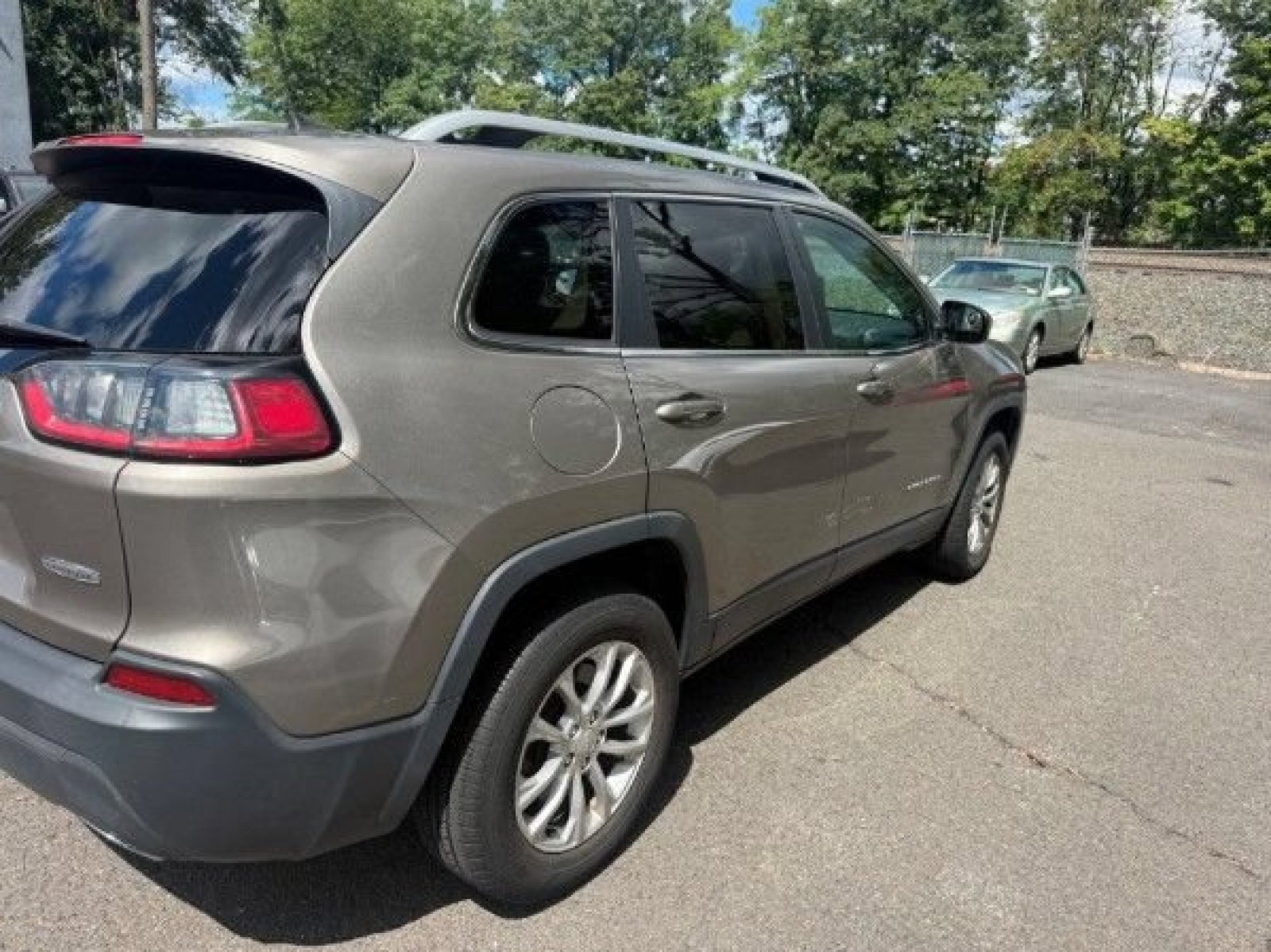 Used 2019 Light Brownstone Pearlcoat Jeep Latitude image 9