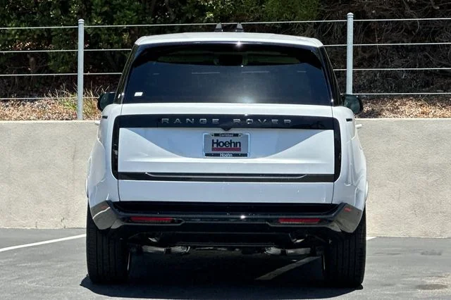 New 2026 Ostuni Pearl White Land Rover SE image 4