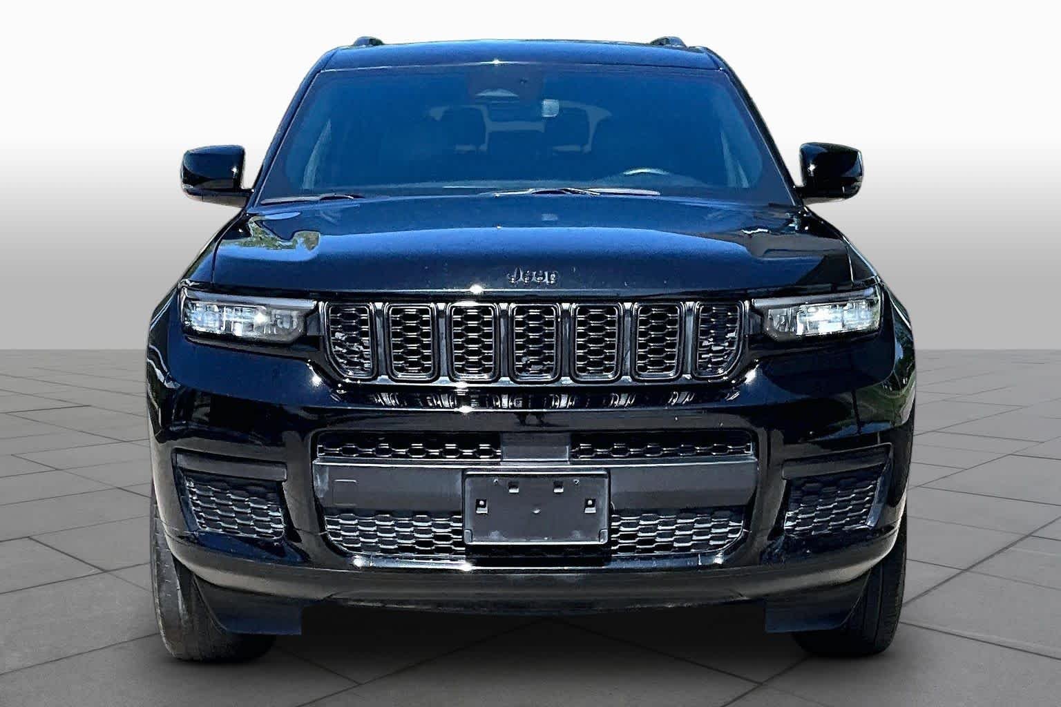 Used 2024 Diamond Black Crystal Pearlcoat Jeep Altitude image 4