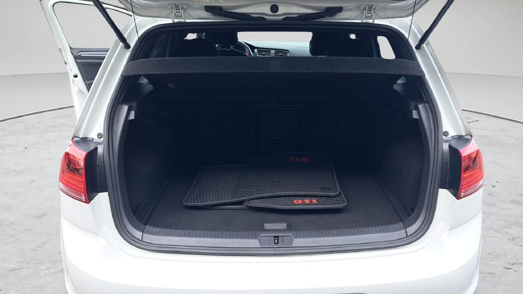 Used 2017  Volkswagen Sport image 34