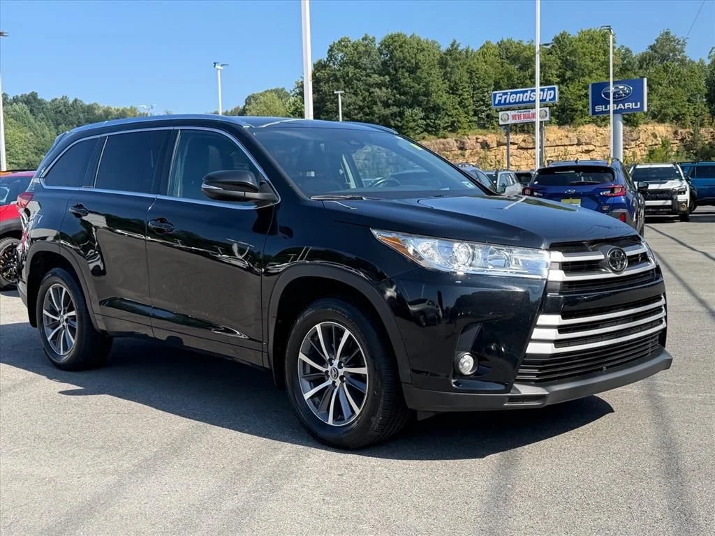 Used 2017 Black Toyota XLE image 9