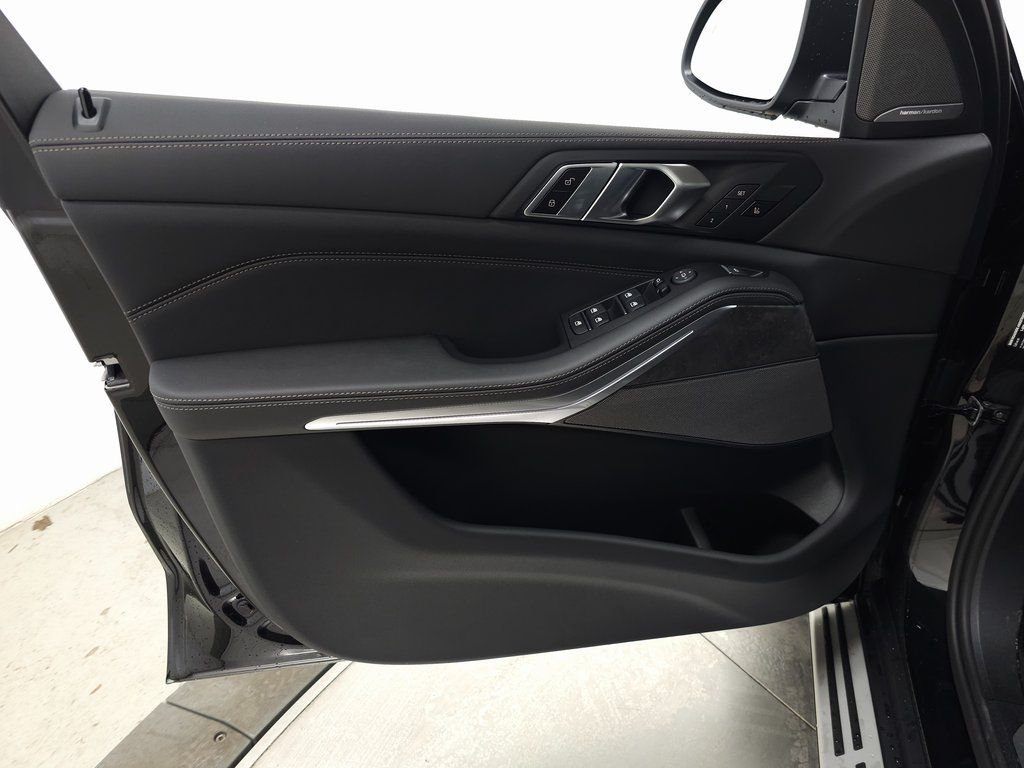 Used 2026 Black Sapphire Metallic BMW xDrive40i image 9