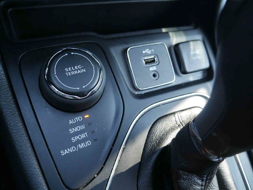 Used 2021 Silver Jeep Latitude image 25